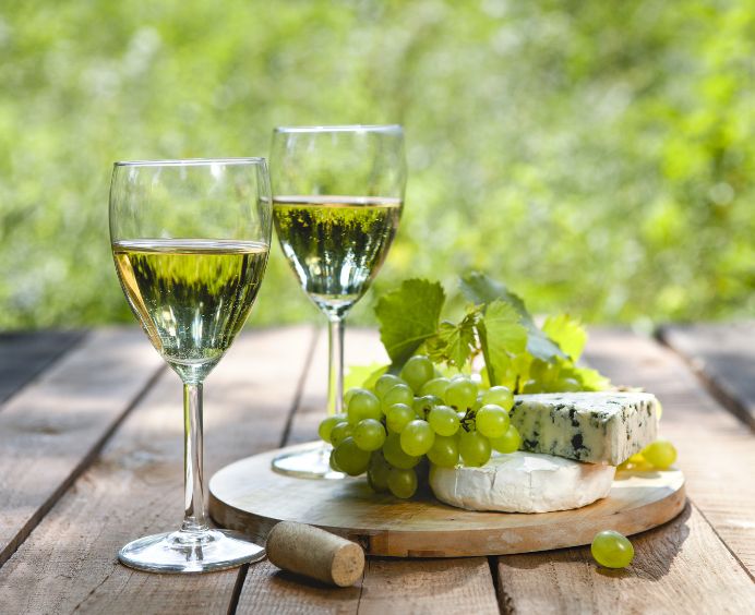 Wijnproeverij Bilthoven halfgevulde wijnglazen met eten Wijnproeverij Bilthoven halfgevulde wijnglazen met eten