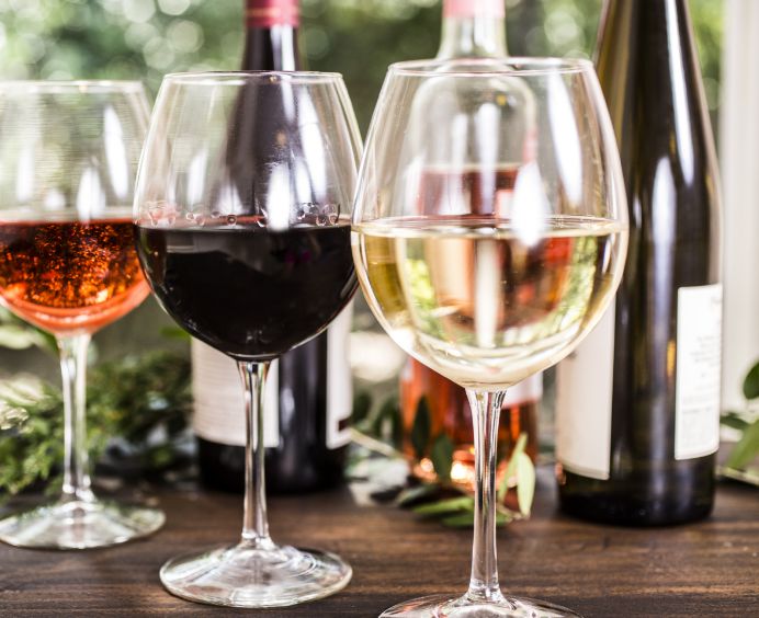 Wijnproeverij Hoef en Haag wijnflessen acher wijnglazen