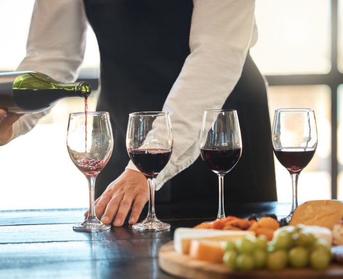 Wijnproeverij Utrecht restaurant ober schenkt wijn in